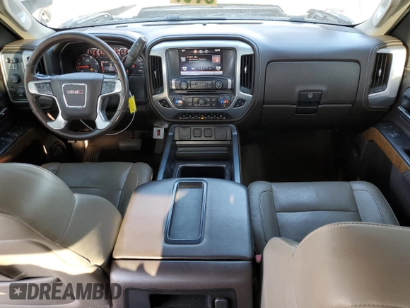 2015 GMC Sierra 3500HD SLT z VIN 1GT423E88FF189157, wystawiony jako Copart lot #84967694 z przebiegiem 137 147 mil mil oraz Czysty tytuł • Clean title. Historia ofert i sprzedaży dostępna na DreamBid. Obrazek 8.