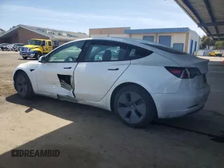 2021 Tesla Model 3 Standard Range Plus z VIN 5YJ3E1EA7MF078241, wystawiony jako Copart lot #57100525 z przebiegiem 56 700 mil mil oraz Szkoda całkowita • Salvage title. Historia ofert i sprzedaży dostępna na DreamBid. Obrazek 2.