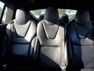 2017 Tesla Model X 90D z VIN 5YJXCAE27HF044791, wystawiony jako Copart lot #46040655 z przebiegiem 149 509 mil mil oraz Szkody całkowita. Historia ofert i sprzedaży dostępna na DreamBid. Obrazek 10.