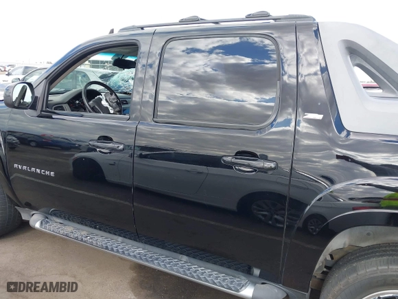 2011 Chevrolet Avalanche LT with VIN 3GNMCFE03BG351852, listed as a IAAI auction lot 42083263 with 92,292 mi miles. Bid and sale history available at carsss.com. Image 14.