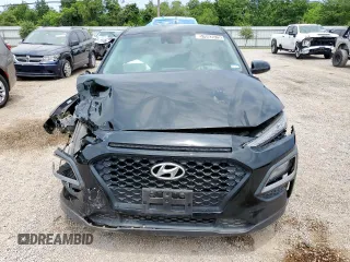 2021 Hyundai Kona SE z VIN KM8K12AA4MU634494, wystawiony jako Copart lot #57092075 z przebiegiem 71 608 mil mil oraz Czysty tytuł • Clean title. Historia ofert i sprzedaży dostępna na DreamBid. Obrazek 5.