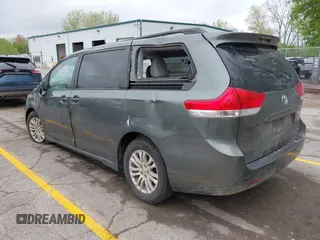 2011 Toyota Sienna XLE AAS z VIN 5TDYK3DC0BS062372, wystawiony jako IAAI lot #42257069 z przebiegiem 195 698 mil mil oraz . Historia ofert i sprzedaży dostępna na DreamBid. Obrazek 3.