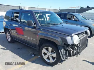 2015 Jeep Patriot Latitude z VIN 1C4NJPFB7FD297385, wystawiony jako IAAI lot #41986876 z przebiegiem 165 855 mil mil oraz . Historia ofert i sprzedaży dostępna na DreamBid. Obrazek 1.
