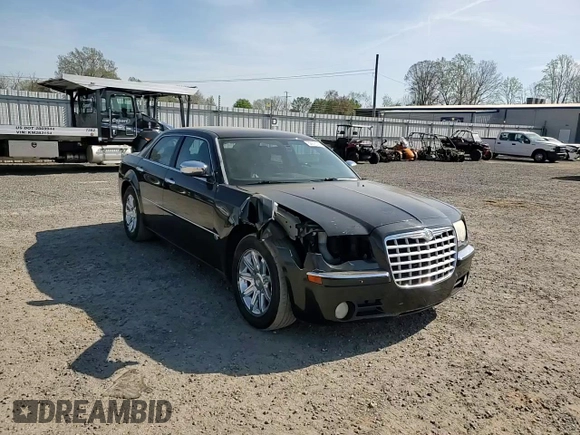 2005 Chrysler 300 C z VIN 2C3JA63H95H577428, wystawiony jako Copart lot #50975795 z przebiegiem 130 630 mil mil oraz Szkoda całkowita • Salvage title. Historia ofert i sprzedaży dostępna na DreamBid. Obrazek 11.