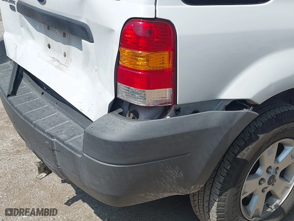 2005 Ford Escape XLT with VIN 1FMYU93155KA43398, listed as a IAAI auction lot 41930802 with 115,755 mi miles. Bid and sale history available at carsss.com. Image 6.