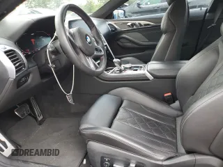 2020 BMW M8 z VIN WBSAE0C08LCD56258, wystawiony jako Copart lot #61100723 z przebiegiem 6 231 mil mil oraz . Historia ofert i sprzedaży dostępna na DreamBid. Obrazek 7.