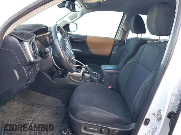 2020 Toyota Tacoma SR5 z VIN 3TMAZ5CN2LM115831, wystawiony jako Copart lot #59134155 z przebiegiem 116 532 mil mil oraz Szkoda całkowita • Salvage title. Historia ofert i sprzedaży dostępna na DreamBid. Obrazek 7.