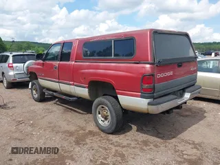 1999 Dodge 2500 z VIN 3B7KF23Z9XG214245, wystawiony jako IAAI lot #42378171 z przebiegiem 461 425 mil mil oraz . Historia ofert i sprzedaży dostępna na DreamBid. Obrazek 3.