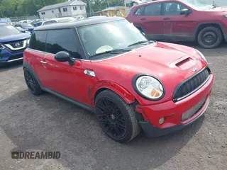 2009 MINI Hardtop S z VIN WMWMF73579TT95352, wystawiony jako IAAI lot #42698926 z przebiegiem 92 377 mil mil oraz . Historia ofert i sprzedaży dostępna na DreamBid. Obrazek 1.