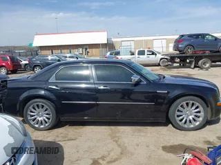 2009 Chrysler 300 C z VIN 2C3LA63T39H612810, wystawiony jako IAAI lot #41827898 z przebiegiem 76 558 mil mil oraz . Historia ofert i sprzedaży dostępna na DreamBid. Obrazek 14.