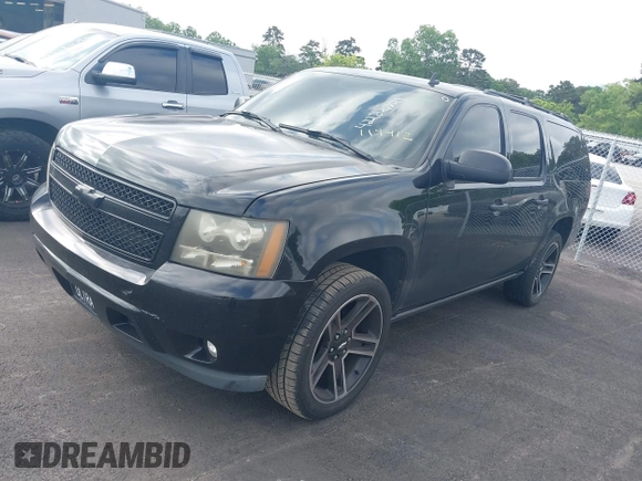 2008 Chevrolet Suburban LTZ z VIN 1GNFC16J58R119412, wystawiony jako IAAI lot #42282221 z przebiegiem 356 160 mil mil oraz . Historia ofert i sprzedaży dostępna na DreamBid. Obrazek 2.