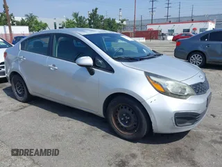 2013 Kia Rio LX z VIN KNADM4A3XD6225208, wystawiony jako IAAI lot #42477099 z przebiegiem 111 996 mil mil oraz . Historia ofert i sprzedaży dostępna na DreamBid. Obrazek 1.