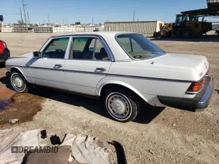 1982 Mercedes-Benz 300 D z VIN WDBAB33A8CB015440, wystawiony jako Copart lot #47839675 z przebiegiem 225 113 mil mil oraz Szkoda całkowita • Salvage title. Historia ofert i sprzedaży dostępna na DreamBid. Obrazek 2.