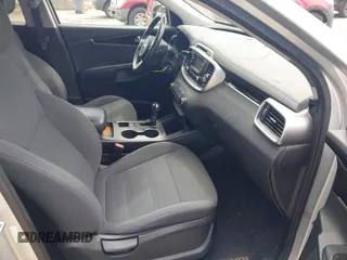 2016 Kia Sorento LX with VIN 5XYPG4A35GG048897, listed as a IAAI auction lot 41986578 with 161,157 mi miles. Bid and sale history available at carsss.com. Image 5.