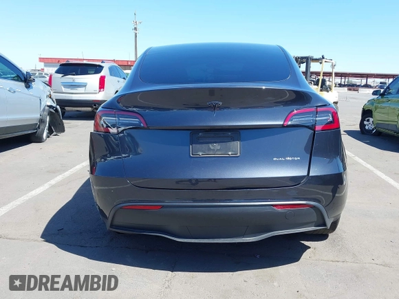 2024 Tesla Model Y Long Range z VIN 7SAYGDEE0RF128802, wystawiony jako IAAI lot #42128685 z przebiegiem 15 713 mil mil oraz . Historia ofert i sprzedaży dostępna na DreamBid. Obrazek 15.