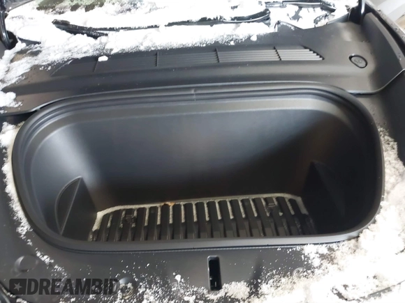2025 Tesla Model Y Long Range z VIN 7SAYGDED3SF269554, wystawiony jako IAAI lot #41363465 z przebiegiem 883 mil mil oraz . Historia ofert i sprzedaży dostępna na DreamBid. Obrazek 10.