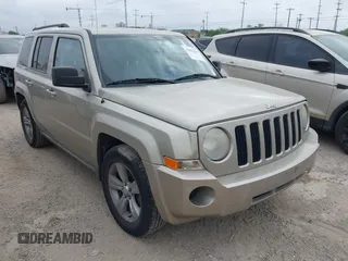2010 Jeep Patriot Sport z VIN 1J4NT2GBXAD650250, wystawiony jako IAAI lot #42062610 z przebiegiem 136 785 mil mil oraz . Historia ofert i sprzedaży dostępna na DreamBid. Obrazek 1.