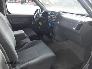 1999 Nissan Frontier XE z VIN 1N6DD26S3XC340419, wystawiony jako IAAI lot #40964630 z przebiegiem 156 431 mil mil oraz . Historia ofert i sprzedaży dostępna na DreamBid. Obrazek 5.