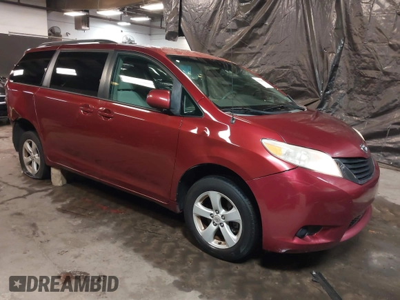 2011 Toyota Sienna LE AAS z VIN 5TDKK3DC2BS025698, wystawiony jako IAAI lot #41472958 z przebiegiem 150 699 mil mil oraz . Historia ofert i sprzedaży dostępna na DreamBid. Obrazek 1.