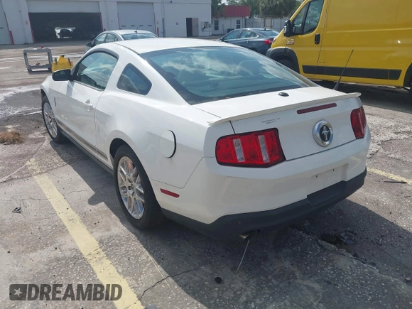 2012 Ford Mustang Premium z VIN 1ZVBP8AMXC5271916, wystawiony jako IAAI lot #42187185 z przebiegiem 103 379 mil mil oraz . Historia ofert i sprzedaży dostępna na DreamBid. Obrazek 3.