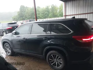 2018 Toyota Highlander SE z VIN 5TDJZRFH0JS542841, wystawiony jako IAAI lot #42213372 z przebiegiem 88 809 mil mil oraz . Historia ofert i sprzedaży dostępna na DreamBid. Obrazek 14.