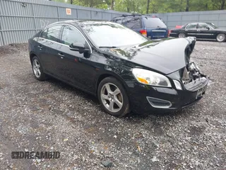 2013 Volvo S60 T5 Premier z VIN YV1612FS5D1218392, wystawiony jako IAAI lot #42283632 z przebiegiem 156 996 mil mil oraz . Historia ofert i sprzedaży dostępna na DreamBid. Obrazek 1.