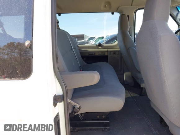 2010 Ford Econoline Passenger XL z VIN 1FBNE3BL2ADA55306, wystawiony jako IAAI lot #41591766 z przebiegiem 109 665 mil mil oraz . Historia ofert i sprzedaży dostępna na DreamBid. Obrazek 8.