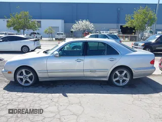 2001 Mercedes-Benz E 320 z VIN WDBJF65J51B311774, wystawiony jako IAAI lot #41953089 z przebiegiem 170 338 mil mil oraz . Historia ofert i sprzedaży dostępna na DreamBid. Obrazek 14.