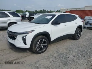 2024 Chevrolet Trax 1RS z VIN KL77LGE28RC154408, wystawiony jako IAAI lot #42105647 z przebiegiem 17 913 mil mil oraz . Historia ofert i sprzedaży dostępna na DreamBid. Obrazek 2.