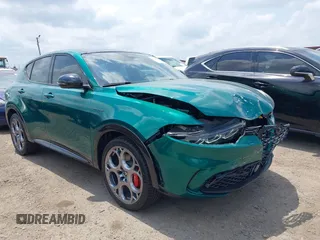 2024 Alfa Romeo Tonale Veloce z VIN ZASPATDW6R3036948, wystawiony jako IAAI lot #42137514 z przebiegiem 5 952 mil mil oraz . Historia ofert i sprzedaży dostępna na DreamBid. Obrazek 1.