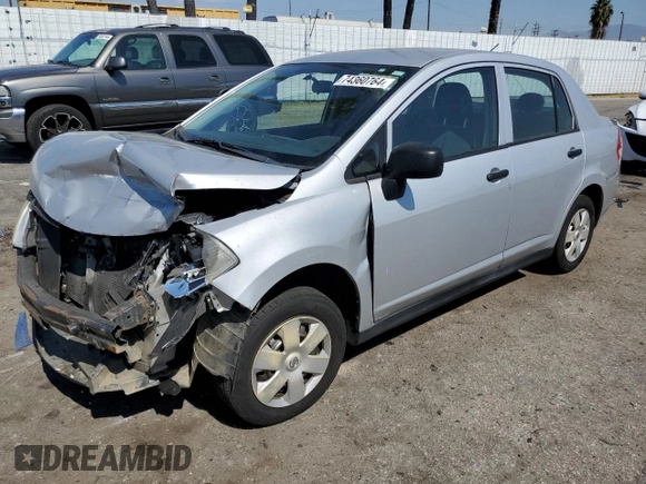 2009 Nissan Versa 1.6 z VIN 3N1CC11E09L445460, wystawiony jako Copart lot #74360764 z przebiegiem 202 122 mil mil oraz Szkoda całkowita • Salvage title. Historia ofert i sprzedaży dostępna na DreamBid. Obrazek 1.