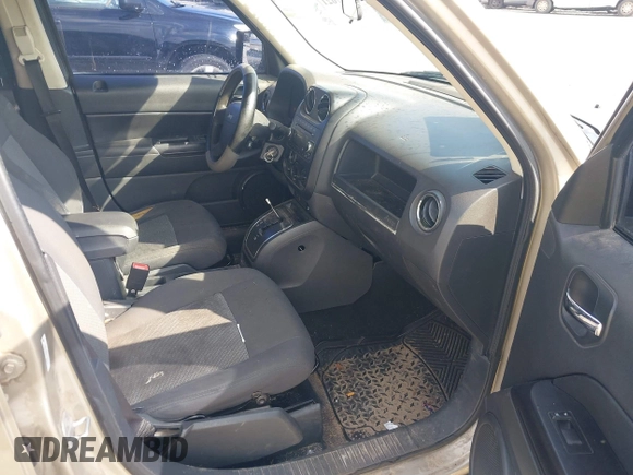 2009 Jeep Patriot Sport with VIN 1J4FT28B69D124812, listed as a IAAI auction lot 41437621 with 118,250 mi miles. Bid and sale history available at carsss.com. Image 5.