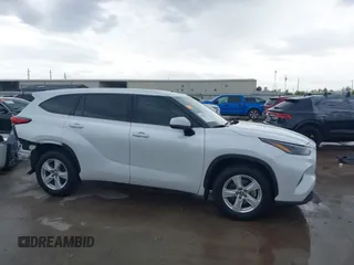 2022 Toyota Highlander LE z VIN 5TDBZRBH1NS216174, wystawiony jako IAAI lot #41903427 z przebiegiem 68 671 mil mil oraz . Historia ofert i sprzedaży dostępna na DreamBid. Obrazek 14.