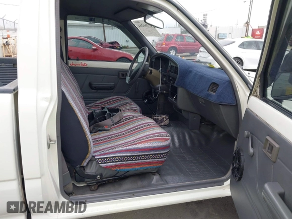1992 Toyota Pickup z VIN 4TARN81A0NZ008256, wystawiony jako IAAI lot #41766264 z przebiegiem 278 220 mil mil oraz . Historia ofert i sprzedaży dostępna na DreamBid. Obrazek 5.