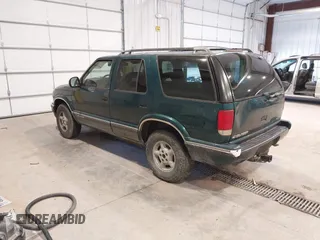 1997 Chevrolet Blazer LS z VIN 1GNDT13W9V2208184, wystawiony jako IAAI lot #42156700 z przebiegiem 251 216 mil mil oraz . Historia ofert i sprzedaży dostępna na DreamBid. Obrazek 3.