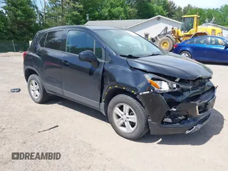 2020 Chevrolet Trax LS z VIN KL7CJNSBXLB031638, wystawiony jako IAAI lot #42299513 z przebiegiem 77 891 mil mil oraz . Historia ofert i sprzedaży dostępna na DreamBid. Obrazek 1.