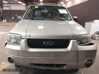 2005 Ford Escape Limited with VIN 1FMYU94195KB62327, listed as a IAAI auction lot 41910709 with 116,086 mi miles. Bid and sale history available at carsss.com. Image 13.