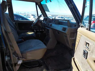 1990 Mitsubishi Montero z VIN JA4GJ51S9LJ002086, wystawiony jako IAAI lot #41643120 z przebiegiem 198 215 mil mil oraz . Historia ofert i sprzedaży dostępna na DreamBid. Obrazek 5.