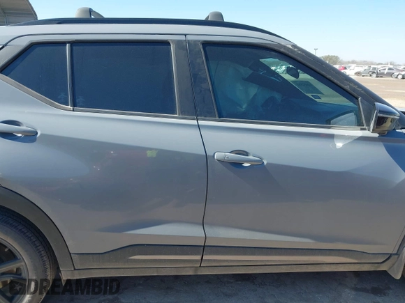 2021 Nissan Kicks SR z VIN 3N1CP5DV7ML556734, wystawiony jako IAAI lot #41652580 z przebiegiem 52 042 mil mil oraz . Historia ofert i sprzedaży dostępna na DreamBid. Obrazek 14.