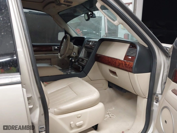 2005 Lincoln Navigator Luxury with VIN 5LMFU275X5LJ19216, listed as a IAAI auction lot 41641059 with 133,888 mi miles. Bid and sale history available at carsss.com. Image 5.