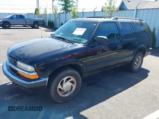 2000 Chevrolet Blazer LT z VIN 1GNDT13W0Y2353621, wystawiony jako IAAI lot #42053605 z przebiegiem 164 160 mil mil oraz . Historia ofert i sprzedaży dostępna na DreamBid. Obrazek 2.