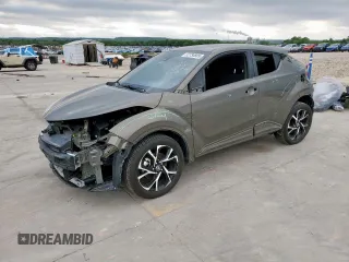 2021 Toyota C-HR LE z VIN NMTKHMBX8MR138597, wystawiony jako Copart lot #52730885 z przebiegiem 49 701 mil mil oraz Czysty tytuł • Clean title. Historia ofert i sprzedaży dostępna na DreamBid. Obrazek 1.