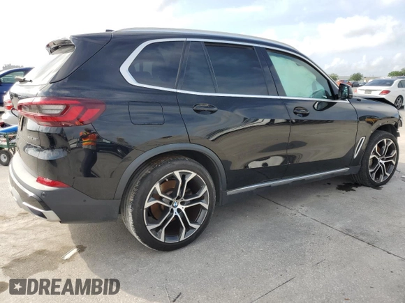 2021 BMW X5 sDrive40i z VIN 5UXCR4C00M9E01511, wystawiony jako Copart lot #54236305 z przebiegiem Nie podano mil oraz Szkoda całkowita • Salvage title. Historia ofert i sprzedaży dostępna na DreamBid. Obrazek 3.