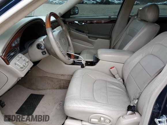 2004 Cadillac DeVille DTS z VIN 1G6KF579X4U203102, wystawiony jako Copart lot #50426955 z przebiegiem 157 290 mil mil oraz Szkody całkowita. Historia ofert i sprzedaży dostępna na DreamBid. Obrazek 7.