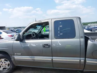 2002 Chevrolet Silverado 1500 LS with VIN 2GCEC19T921110469, listed as a IAAI auction lot 39912012 with 288,705 mi miles. Bid and sale history available at carsss.com. Image 15.