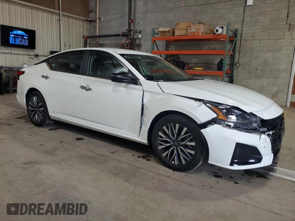 2025 Nissan Altima SV z VIN 1N4BL4DV2SN393878, wystawiony jako Copart lot #60689475 z przebiegiem 1 803 mil mil oraz Czysty tytuł • Clean title. Historia ofert i sprzedaży dostępna na DreamBid. Obrazek 4.