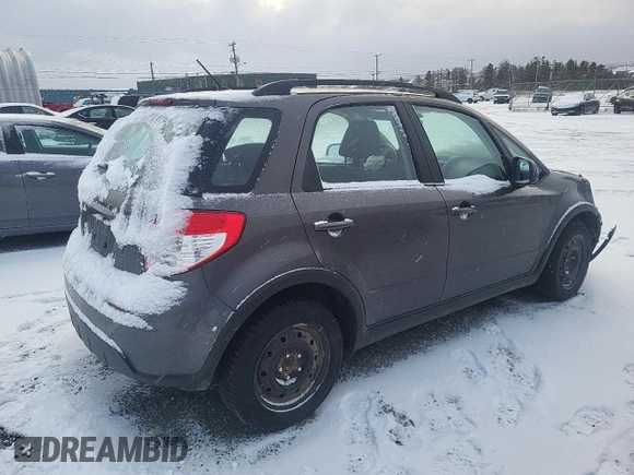 2013 Suzuki SX4 z VIN JS2YA5A34D6100052, wystawiony jako Copart lot #85862654 z przebiegiem 105 114 mil mil oraz Tytuł czysty. Historia ofert i sprzedaży dostępna na DreamBid. Obrazek 3.