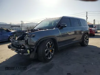 2023 Rivian R1S Launch Edition z VIN 7PDSGABL3PN004082, wystawiony jako Copart lot #51075465 z przebiegiem Nie podano mil oraz Szkody całkowita. Historia ofert i sprzedaży dostępna na DreamBid. Obrazek 1.