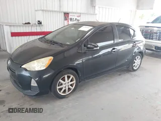2013 Toyota Prius One z VIN JTDKDTB33D1046251, wystawiony jako IAAI lot #42304087 z przebiegiem 229 655 mil mil oraz . Historia ofert i sprzedaży dostępna na DreamBid. Obrazek 21.