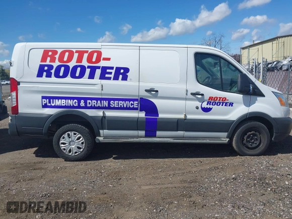 2015 Ford Transit Cargo z VIN 1FTNR1ZM1FKA46909, wystawiony jako IAAI lot #42092389 z przebiegiem 216 806 mil mil oraz . Historia ofert i sprzedaży dostępna na DreamBid. Obrazek 13.